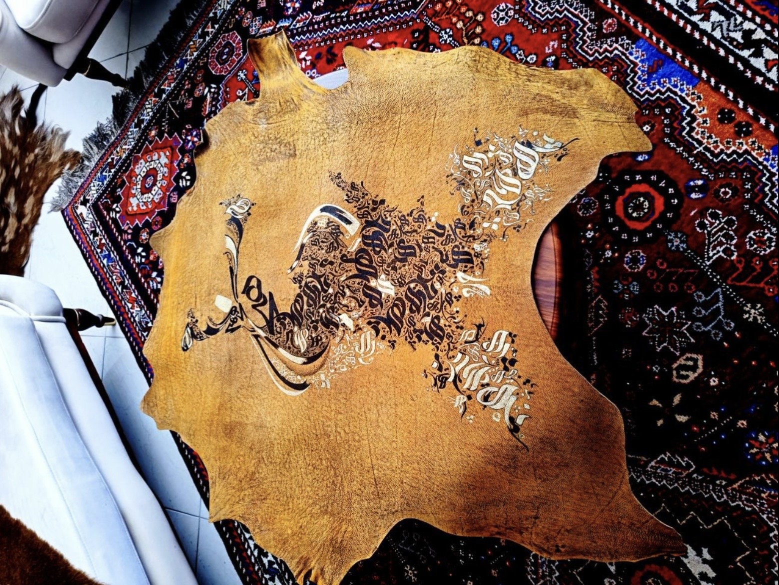 کیف چرمی دست‌دوز با جزئیات طلایی
